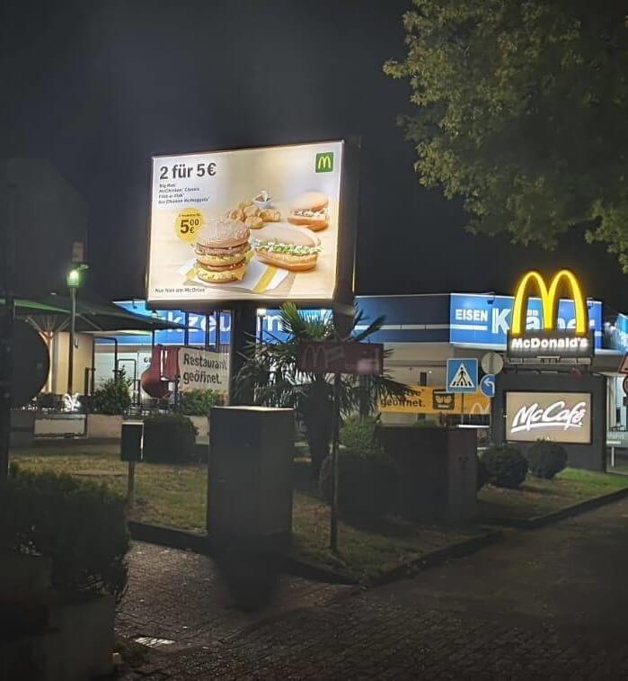 Außenwerbung McDonalds bei Nacht